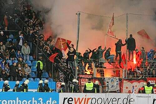 Die Feuer-Randale von Bochum: Die Bengalo-Chaoten kommen dem Club &ndash; und auch seinen reisefreudigen Fans &ndash; jetzt teuer zu stehen.