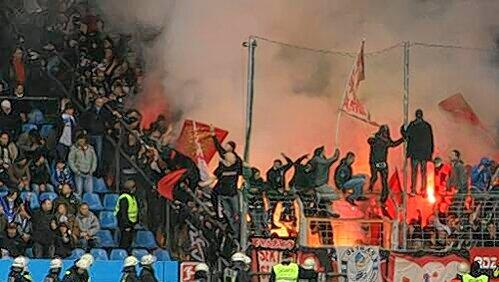 Die Feuer-Randale von Bochum: Die Bengalo-Chaoten kommen dem Club – und auch seinen reisefreudigen Fans – jetzt teuer zu stehen. Die Feuer-Randale von Bochum: Die Bengalo-Chaoten kommen dem Club – und auch seinen reisefreudigen Fans – jetzt teuer zu stehen.
