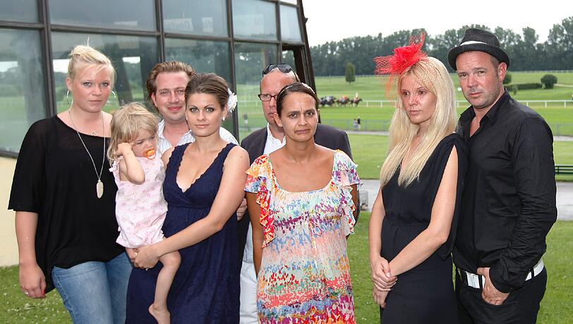 Durfte nicht auf die VIP-Tribüne: Rennstallbesitzer Patrick Bertermann (r.) mit Freunden. Durfte nicht auf die VIP-Tribüne: Rennstallbesitzer Patrick Bertermann (r.) mit Freunden.