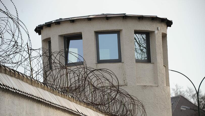 Stacheldraht auf der Mauer: Bedrohlich wirken die wuchtigen Wachtürme im Innenhof des Gefängnisses. Stacheldraht auf der Mauer: Bedrohlich wirken die wuchtigen Wachtürme im Innenhof des Gefängnisses.