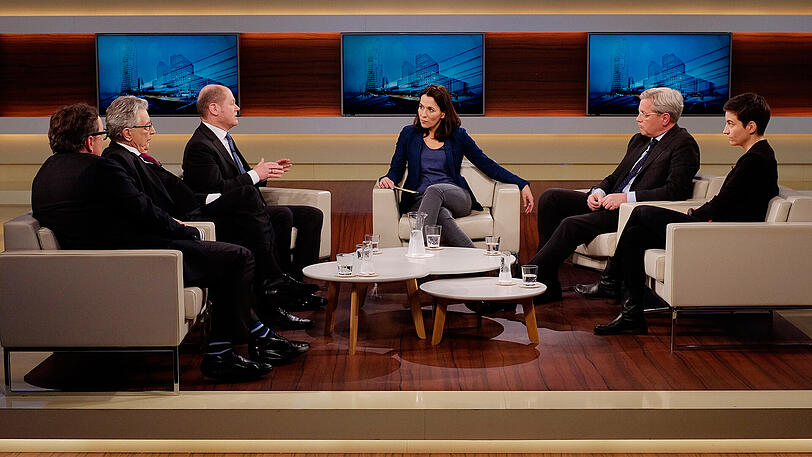 Die Talkrunde am Sonntag bei Anne Will (m.): Von links: Dirk Schümer, Europa-Korrespondent für "Die Welt", Gerhart Baum (FDP), Olaf Scholz (SPD), Norbert Röttgen (CDU) und Ska Keller (Die Grünen).