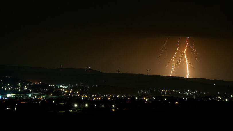 Es blitzte und donnerte heftig im Freistaat, wie hier im oberfränkischen Bad Staffelstein, aber Schäden richtete das Unwetter kaum an.