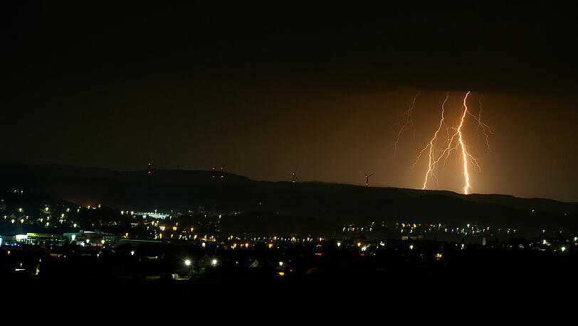 Es blitzte und donnerte heftig im Freistaat, wie hier im oberfränkischen Bad Staffelstein, aber Schäden richtete das Unwetter kaum an. Es blitzte und donnerte heftig im Freistaat, wie hier im oberfränkischen Bad Staffelstein, aber Schäden richtete das Unwetter kaum an.