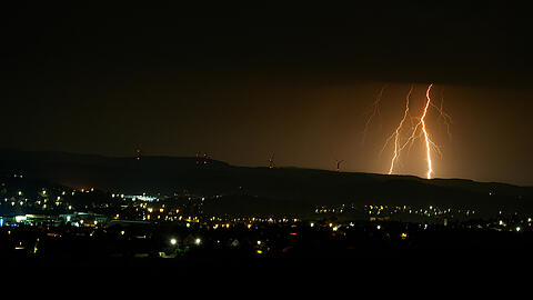 Es blitzte und donnerte heftig im Freistaat, wie hier im oberfränkischen Bad Staffelstein, aber Schäden richtete das Unwetter kaum an.