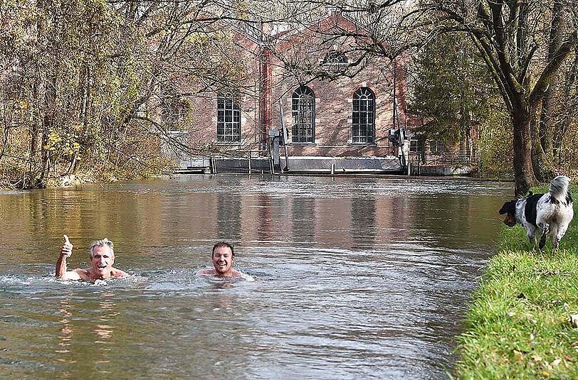 Sowas erlebt man nicht oft: Stefan und Gonzalo sind am Sonntag in den Eisbach gehüpft.