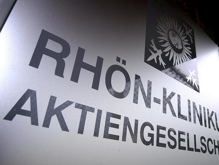 Der Schriftzug der Rhön-Klinikum AG. Foto: picture alliance/Karl-Josef Hildenbrand/dpa/Archivbild