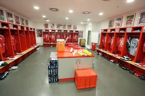 Alles auf Anfang: So sah die Bayern-Kabine im Stadion vor dem ersten Umbau im Herbst durch Ex-Trainer Jürgen Klinsmann aus - und so wird sie in Kürze wieder aussehen.