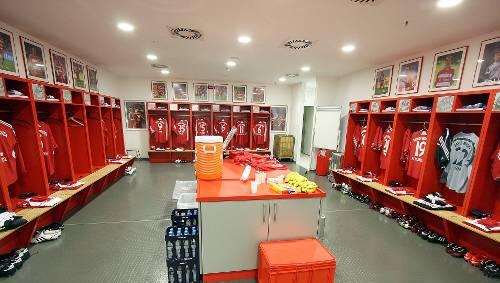 Alles auf Anfang: So sah die Bayern-Kabine im Stadion vor dem ersten Umbau im Herbst durch Ex-Trainer Jürgen Klinsmann aus - und so wird sie in Kürze wieder aussehen. Alles auf Anfang: So sah die Bayern-Kabine im Stadion vor dem ersten Umbau im Herbst durch Ex-Trainer Jürgen Klinsmann aus - und so wird sie in Kürze wieder aussehen.