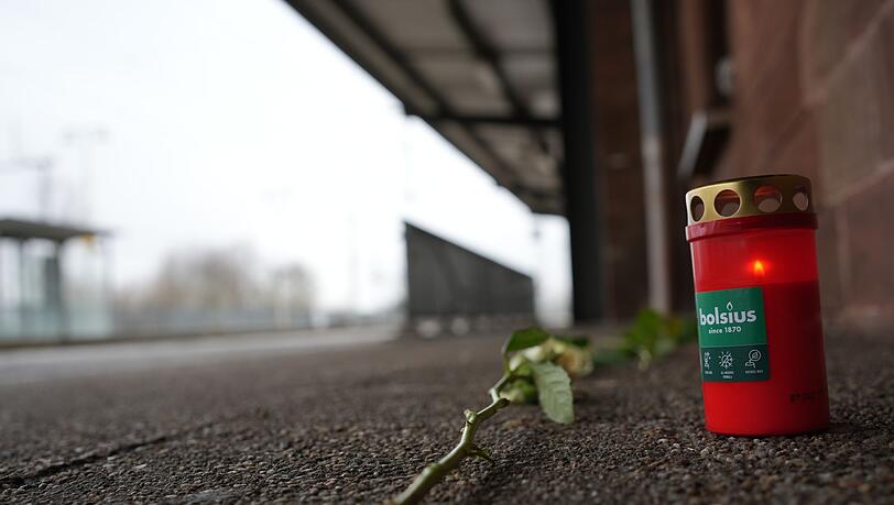 An den get&ouml;teten Zugbegleiter wird am Bahnhof Landstuhl erinnert.