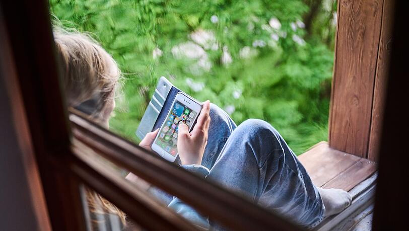 Frankreichs Pr&auml;sident will ein Verbot sozialer Medien f&uuml;r Kinder und Jugendliche bis 15 Jahre zum n&auml;chsten Schuljahr. (Archivbild)