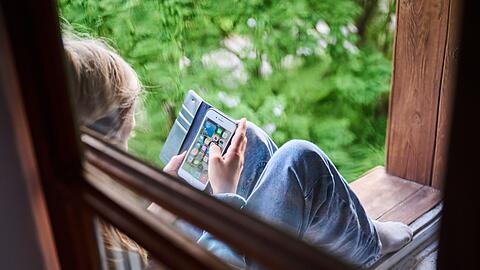 Frankreichs Pr&auml;sident will ein Verbot sozialer Medien f&uuml;r Kinder und Jugendliche bis 15 Jahre zum n&auml;chsten Schuljahr. (Archivbild)