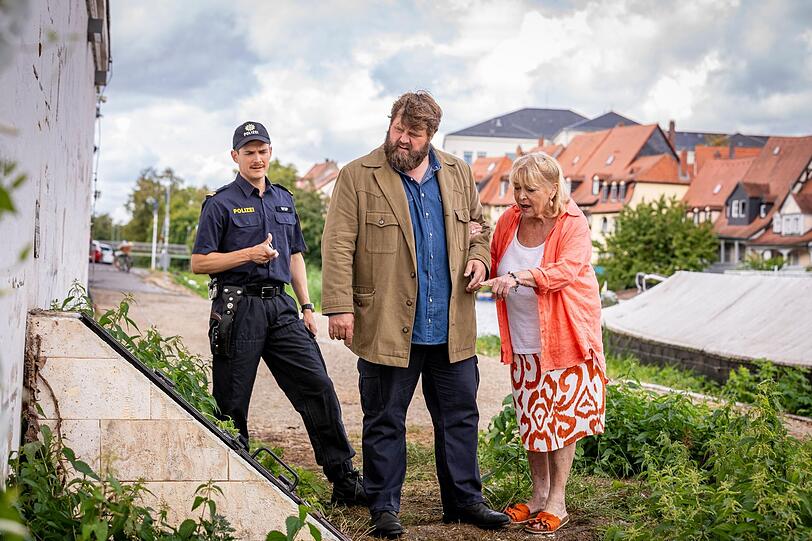 Polizist Claas Weigandt (Eric Klotzsch, links), Kommissar Konrad Behringer (Antoine Monot) und "Geschichten-Erna" (Gabriele Kastner) stehen an einem Eingang zur Unterwelt Bambergs. "Geschichten-Erna" hat etwas Verdächtiges im Stollen gehört. Polizist Claas Weigandt (Eric Klotzsch, links), Kommissar Konrad Behringer (Antoine Monot) und "Geschichten-Erna" (Gabriele Kastner) stehen an einem Eingang zur Unterwelt Bambergs. "Geschichten-Erna" hat etwas Verdächtiges im Stollen gehört.