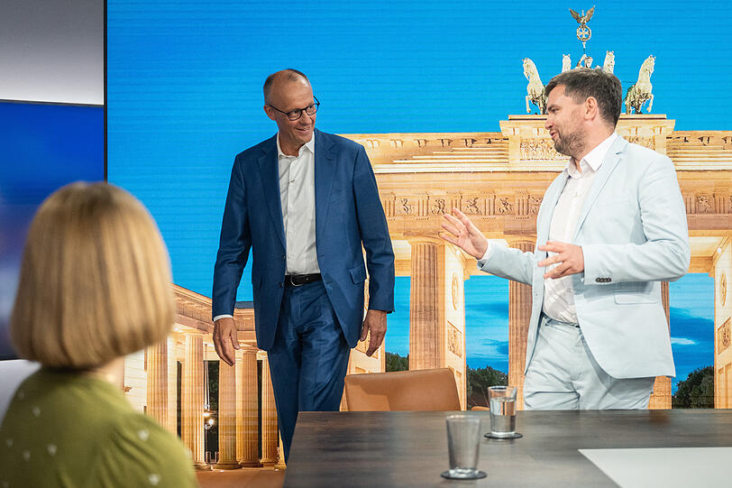 Friedrich Merz im Studio mit Oliver Bernt, der als fragender Gast vor Ort ist.