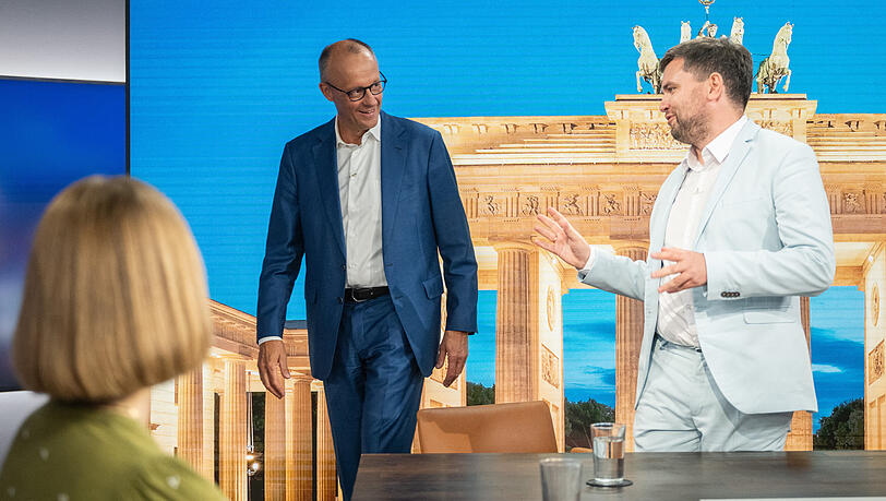 Friedrich Merz im Studio mit Oliver Bernt, der als fragender Gast vor Ort ist.