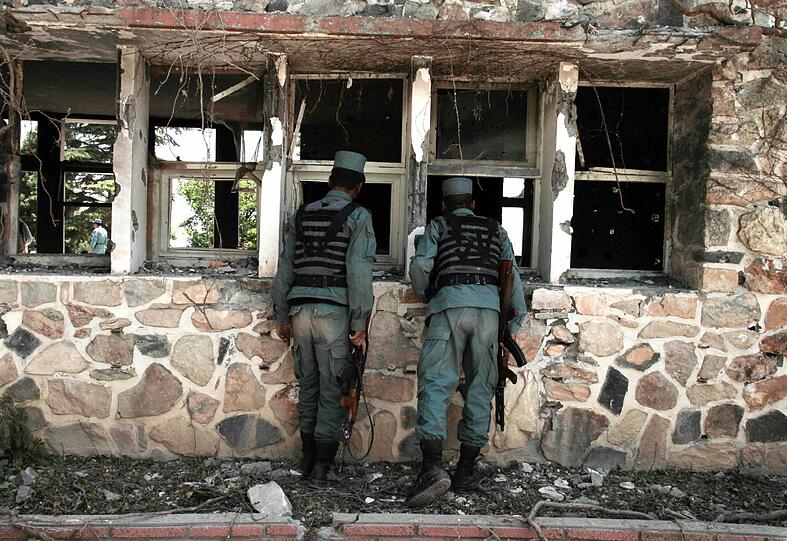Beim Angriff eines Terrorkommandos der Taliban auf ein Ausflugshotel vor den Toren Kabuls sind mindestens 26 Menschen ums Leben gekommen.