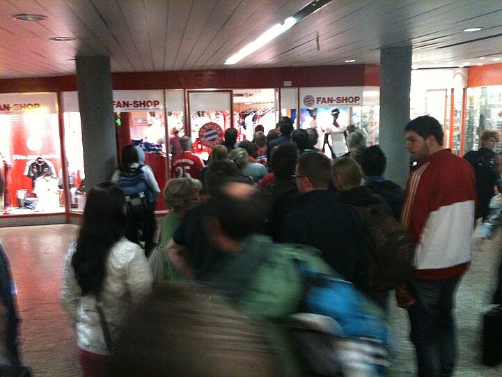 ...weit vor den Shop.