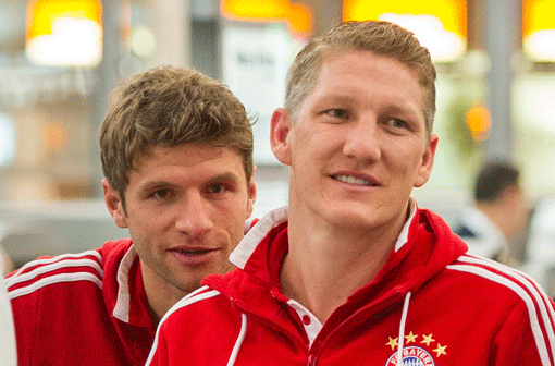 Ist er fit? Bastian Schweinsteiger wartet mit Thomas Müller am Sonntag am Flughafen München auf den Abflug ins Trainingscamp nach Doha.