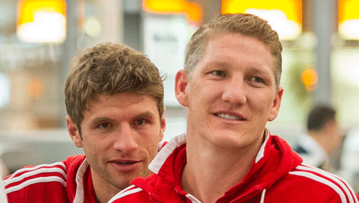 Ist er fit? Bastian Schweinsteiger wartet mit Thomas Müller am Sonntag am Flughafen München auf den Abflug ins Trainingscamp nach Doha. Ist er fit? Bastian Schweinsteiger wartet mit Thomas Müller am Sonntag am Flughafen München auf den Abflug ins Trainingscamp nach Doha.