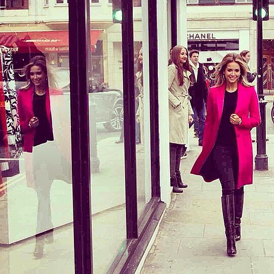 Der Freundin von Fußballer Mesut Özil scheint es in ihrer neuen Heimat London zu gefallen: Mandy Capristo schlendert gut gelaunt im pinken Mantel durch die britische Hauptstadt.