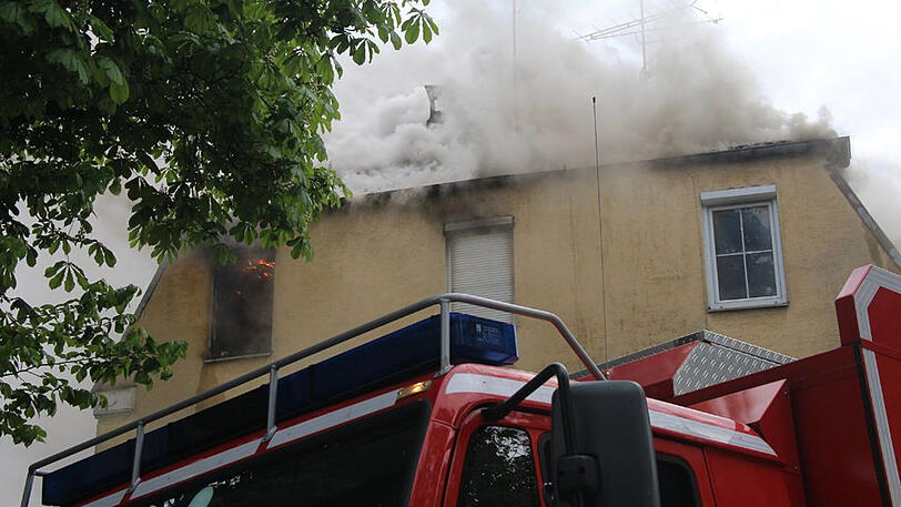 In einem Mehrfamilienhaus in Straubing ist am Dienstagabend ein Brand ausgebrochen.