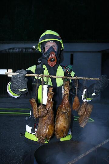 Kurioser Einsatz in Gars am Inn: Eine Person wollte in einer Garage Fleisch räuchern - und rief damit die Feuerwehr auf den Plan. Die Bilder vom Einsatz.