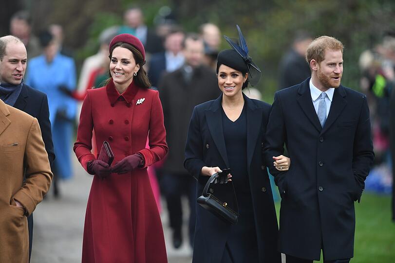 2018 noch ganz harmonisch: Prinz William, Herzogin Kate und die Sussexes auf dem Weg zum Weihnachts-Gottesdienst.