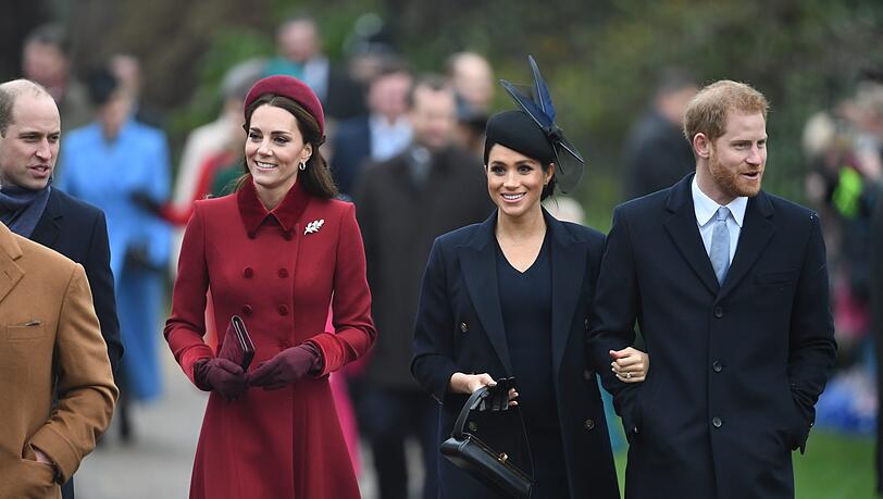 2018 noch ganz harmonisch: Prinz William, Herzogin Kate und die Sussexes auf dem Weg zum Weihnachts-Gottesdienst. 2018 noch ganz harmonisch: Prinz William, Herzogin Kate und die Sussexes auf dem Weg zum Weihnachts-Gottesdienst.