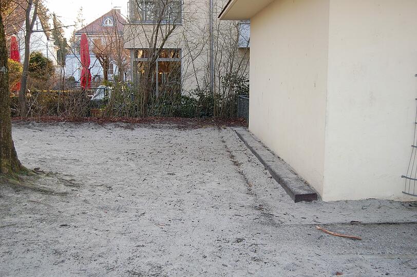 Hier hatte mal eine Doppelwippe gestanden.