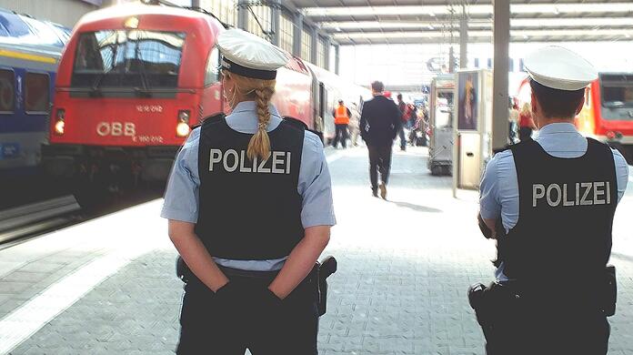 Weil Reisende einen überfüllten Zug am Samstag nicht räumen wollten, musste die Bundespolizei eingreifen. (Symbolbild)