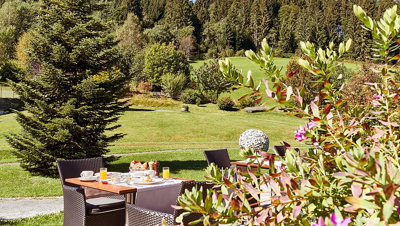 Frühstück im Garten mit Weitblick in die Natur. Am Ostersonntag gibt es übrigens einen Osterbrunch. Frühstück im Garten mit Weitblick in die Natur. Am Ostersonntag gibt es übrigens einen Osterbrunch.