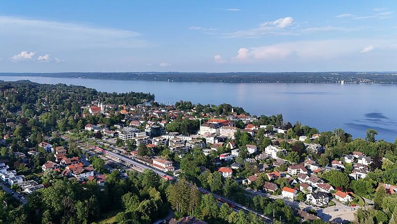 uf den Starnberger See, im Vordergrund Tutzing. Auch an diesem See leiden Anwohner unter einer massiven Mückenplage.