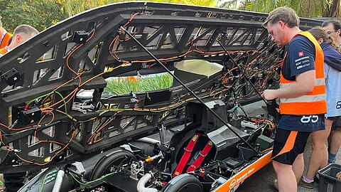 Beim World Solar Challenge geht es mit selbst entworfenen Elektrofahrzeuge 3000 Kilometer weit durch Australien.