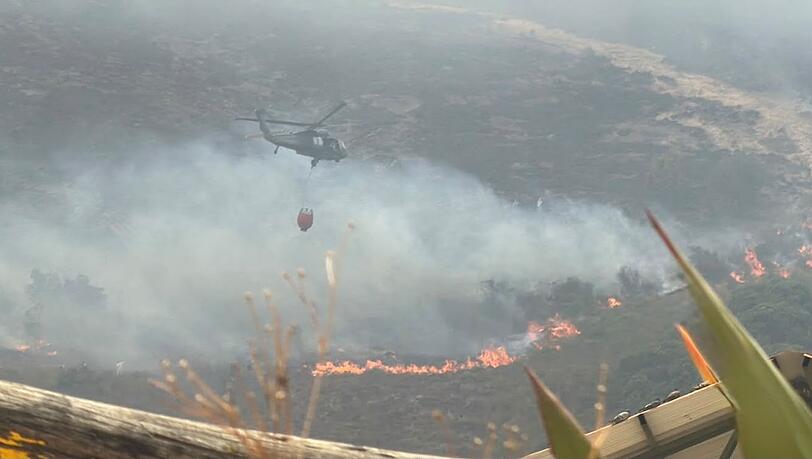 Hunderte Einsatzkräfte sind an der Bekämpfung der Flammen beteiligt. Hunderte Einsatzkräfte sind an der Bekämpfung der Flammen beteiligt.