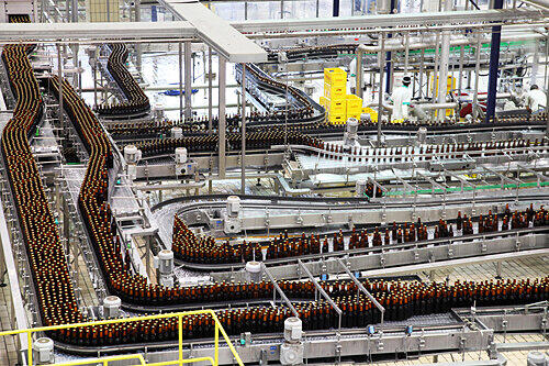 Eine der gigantischen Abfüll-Anlagen in der Brauerei Petropolis, die die Firma Krones gebaut hat.
