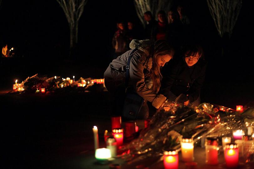 Trauer, Wut, Entsetzen: Nach dem schrecklichen Busunfall in der Schweiz mit 28 toten Menschen fallen sich Angehörige in die Arme, Freunde stellen Kerzen auf und besuchen Gottestdienste. Die Bilder