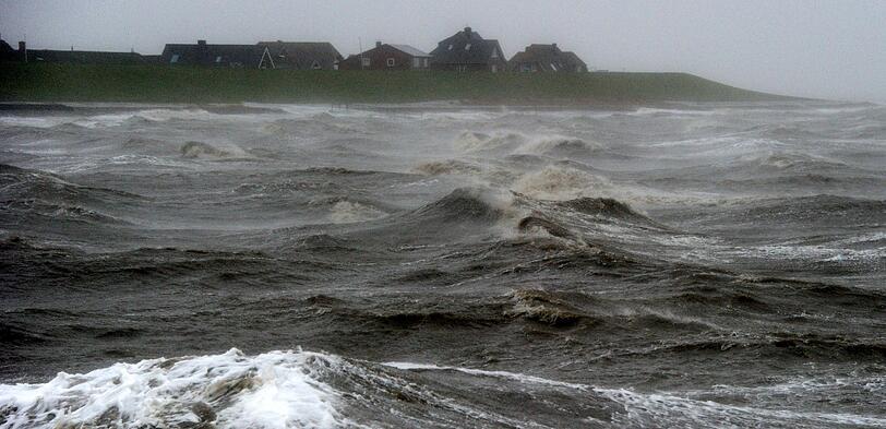 Wellen schlagen in Dagebüll (Schleswig-Holstein) an der Nordsee an den Deich.