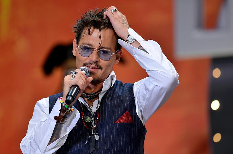 Bei der Vergabe der Hollywood Film Awards stammelte Johnny Depp, dies sei das "seltsamste" Mikrofon, dass er je gesehen habe. Mehr Bilder des Hollywood-Stars in der Galerie.