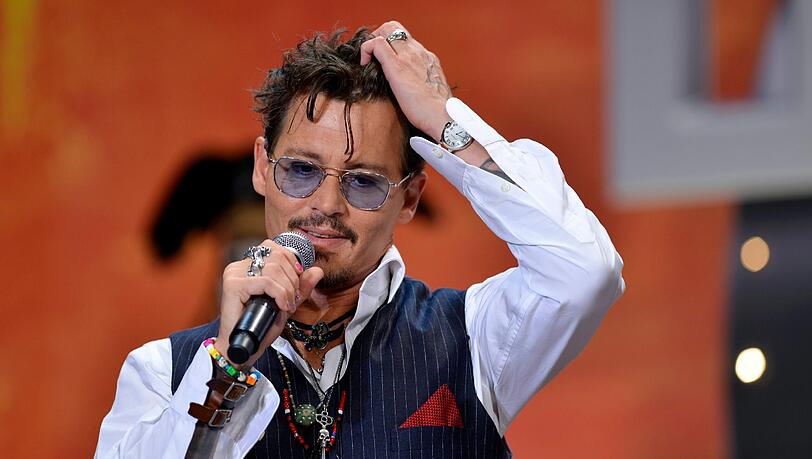 Bei der Vergabe der Hollywood Film Awards stammelte Johnny Depp, dies sei das "seltsamste" Mikrofon, dass er je gesehen habe. Mehr Bilder des Hollywood-Stars in der Galerie. Bei der Vergabe der Hollywood Film Awards stammelte Johnny Depp, dies sei das "seltsamste" Mikrofon, dass er je gesehen habe. Mehr Bilder des Hollywood-Stars in der Galerie.