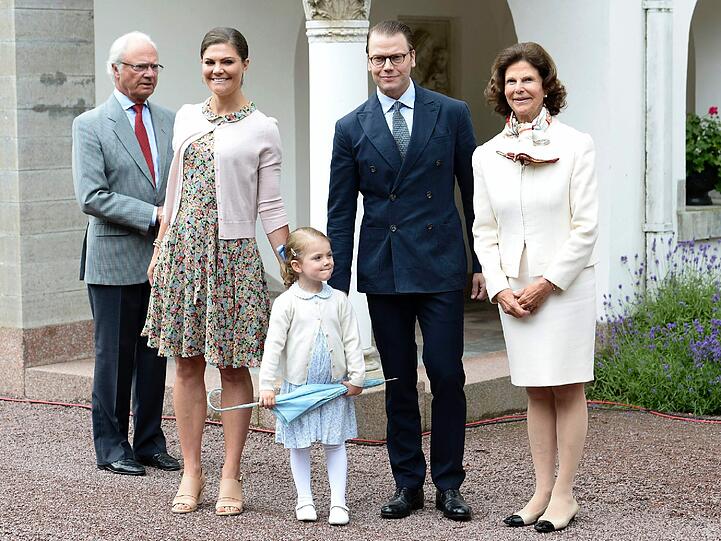 Bei Regen-Wetter haben die Schweden den Geburtstag von Kronprinzessin Victoria gefeiert.