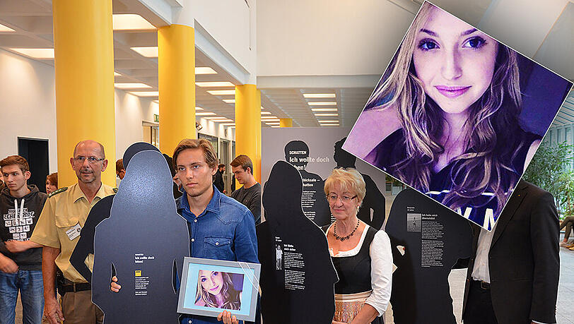 Tobias mit einem Bild von Julia mit Polizeihauptkommissar Michael Reisch (v.l.), Schulleiterin Marieanne Wagner-Sindelar und Alexander Kreipl vom ADAC Südbayern. Tobias mit einem Bild von Julia mit Polizeihauptkommissar Michael Reisch (v.l.), Schulleiterin Marieanne Wagner-Sindelar und Alexander Kreipl vom ADAC Südbayern.