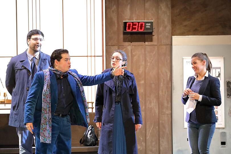 Szenen aus "The Consul" von Gian Carlo Menotti in der Regie von Christiane Lutz.
