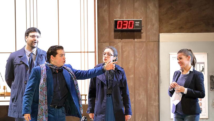 Szenen aus "The Consul" von Gian Carlo Menotti in der Regie von Christiane Lutz. Szenen aus "The Consul" von Gian Carlo Menotti in der Regie von Christiane Lutz.