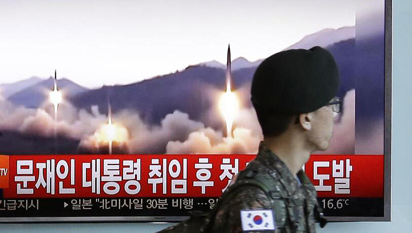 Nordkoreas Raketenversuch wurde nicht nur als Machtdemonstration gegenüber den USA, sondern auch als direkte Herausforderung der neuen Regierung in Südkorea gewertet. Nordkoreas Raketenversuch wurde nicht nur als Machtdemonstration gegenüber den USA, sondern auch als direkte Herausforderung der neuen Regierung in Südkorea gewertet.