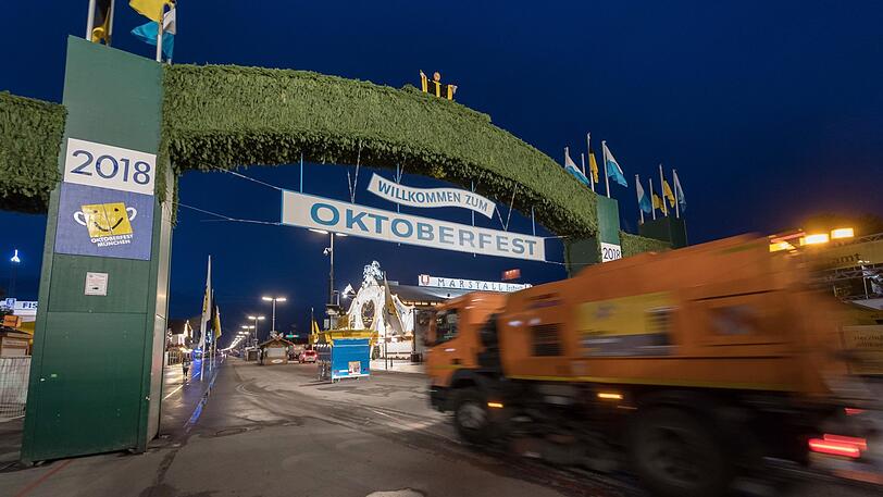 In den frühen Morgenstunden wird der Müll vom Festgelände abgeholt.