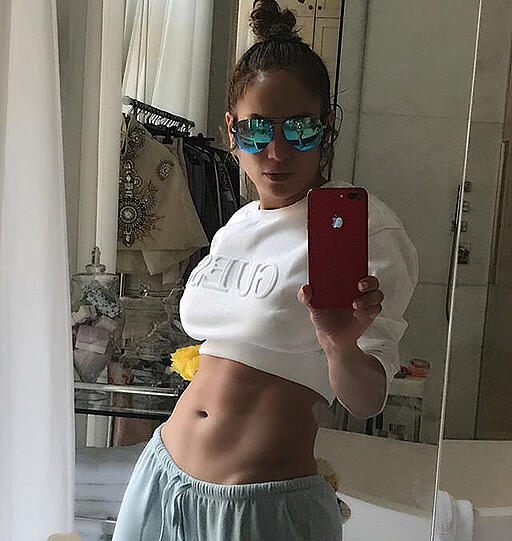Arme Jennifer Lopez! Ihr fehlt dank Photoshop ein Stück Bauch (r.).