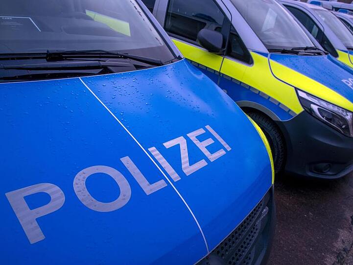 Der reflektierende Schriftzug "Polizei" ist auf einem Streifenwagen zu sehen. Foto: Jens Büttner/Archivbild