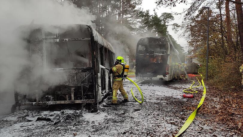 Als die Feuerwehr eintraf, standen beide Busse im Vollbrand.