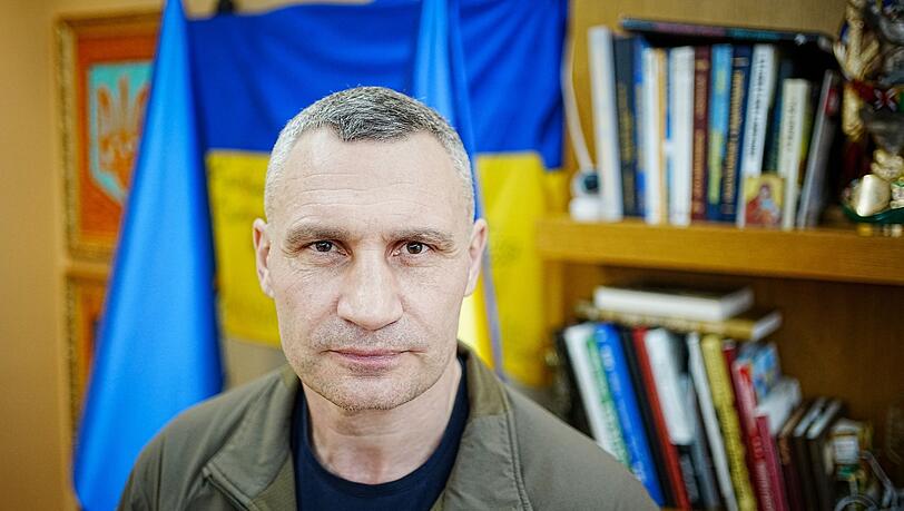Kiews Bürgermeister Vitali Klitschko hat Journalisten der Deutschen Presse-Agentur in seinem Büro im Rathaus der ukrainischen Hauptstadt empfangen.