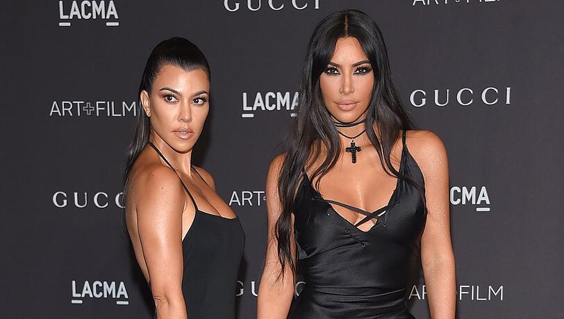 Kourtney (l.) und Kim Kardashian fielen zuletzt durch einen heftigen Streit bei "The Kardashians" auf.