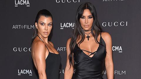 Kourtney (l.) und Kim Kardashian fielen zuletzt durch einen heftigen Streit bei "The Kardashians" auf.